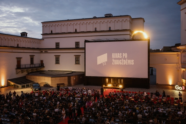 Prasidėjo festivalis „Kinas po žvaigždėmis“ – žiūrovų laukia savaitė vasariškų filmų...