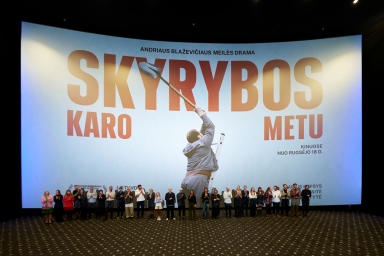Pirmieji lietuvių įspūdžiai apie „Skyrybas karo metu“: filmas pristatomas kaip drama, o visa salė...