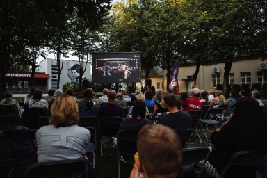 „Sidabrinės gervės naktyse“ – filmas „Kinų jūra“: įtikinantis M. Repšio vaidmuo ir autentiška Tai...